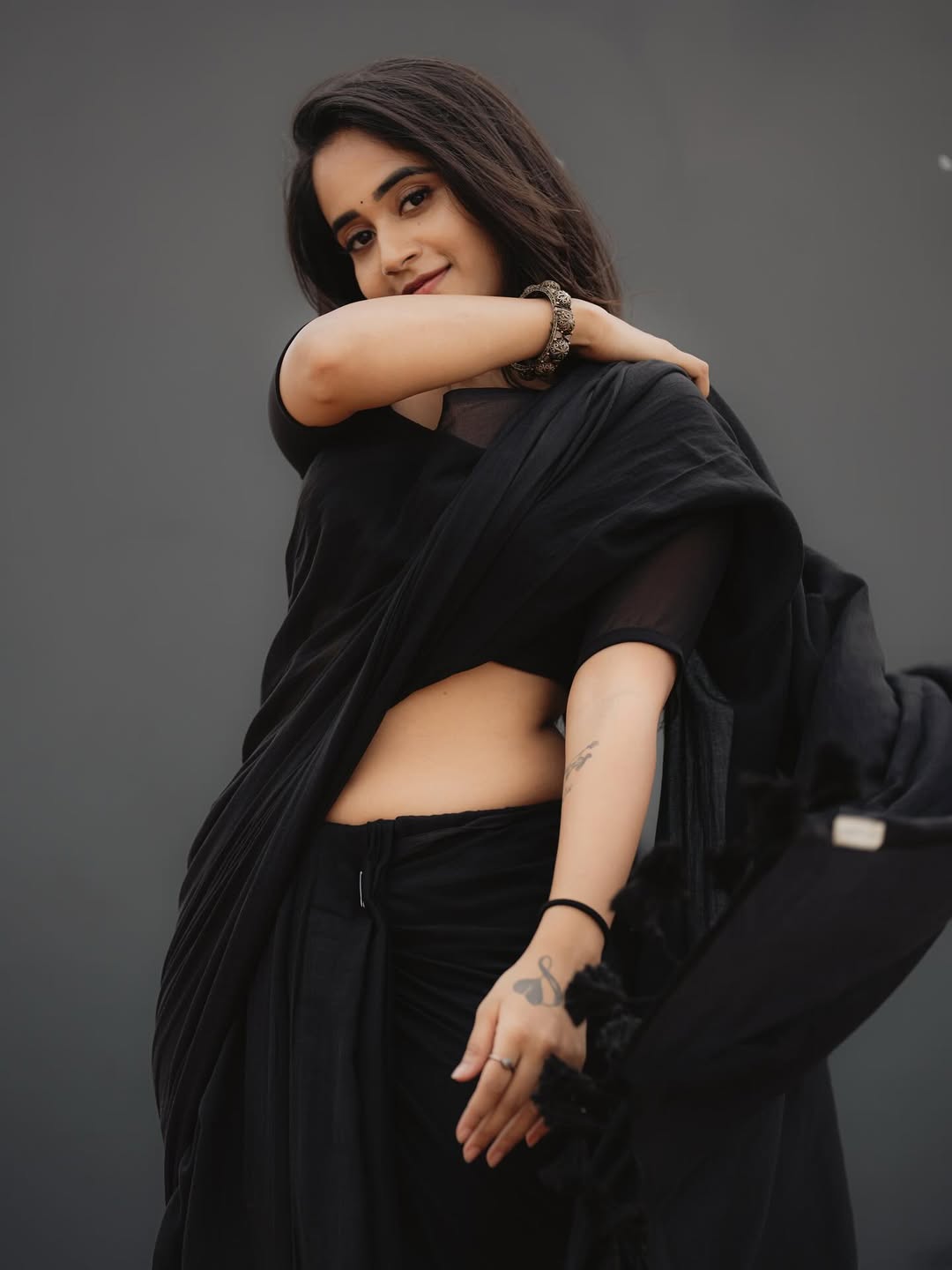 Deepthi Sunaina’s Beachside Grace in Black Saree Wins Hearts