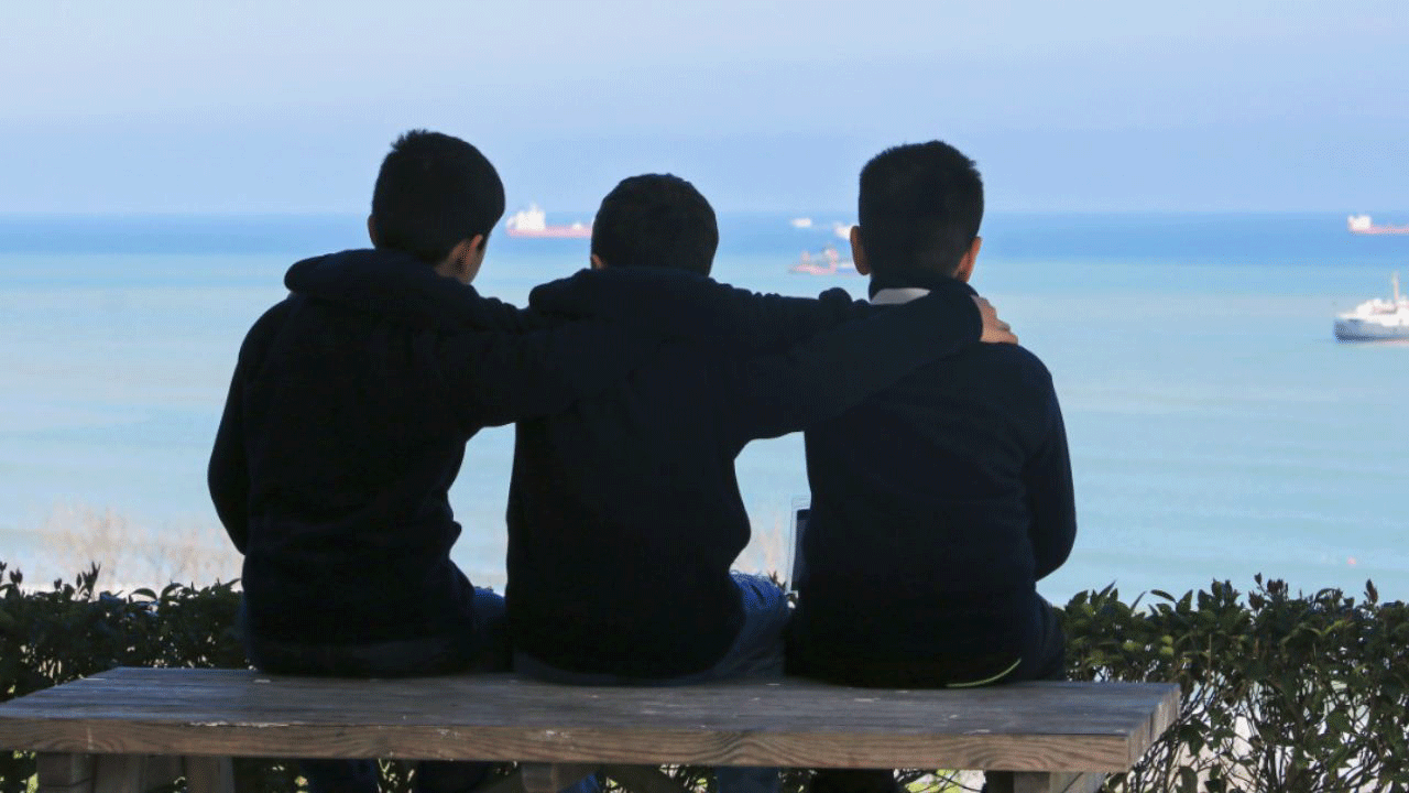 ఒకరి తర్వాత ఒకరు.. ఉరి వేసుకుని ముగ్గురు మిత్రుల ఆత్మహత్య!