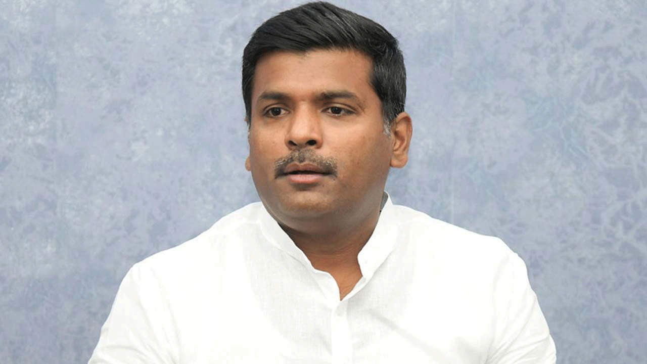 తండ్రీ కొడుకులు విదేశాల్లో జల్సా చేస్తున్నారు