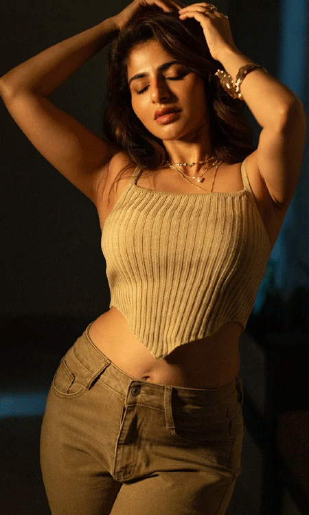 Golden Hour Grace - Capturing Iswaryas radiant poise in timeless light