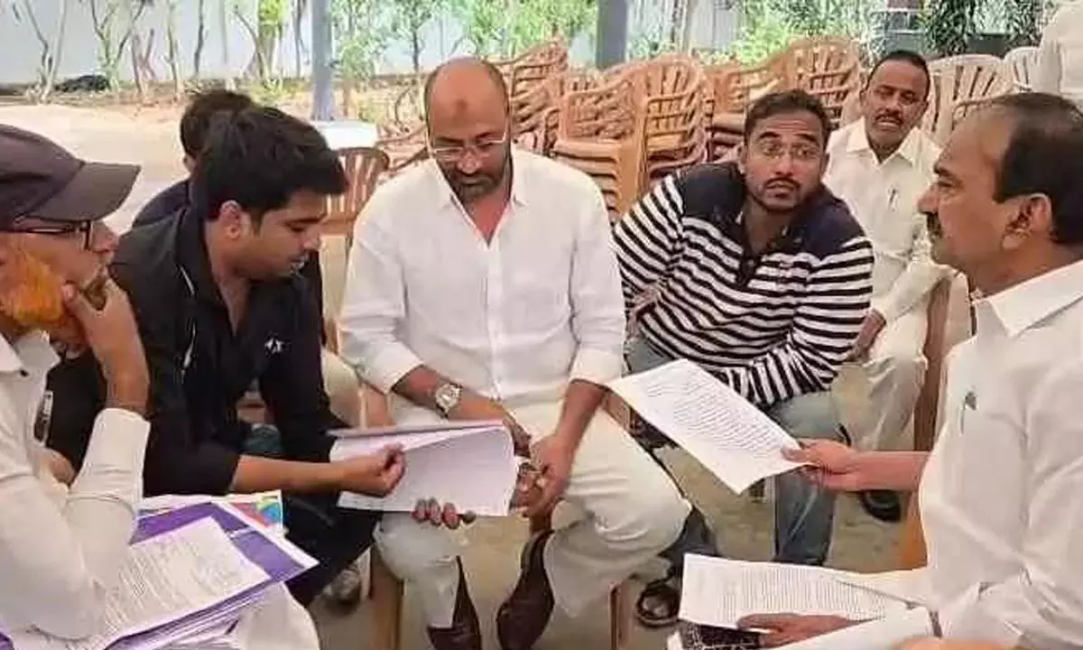 20 ఎకరాల భూకబ్జా ఆరోపణలు.. కవిత, భర్త అనిల్‌,  ఏవీ రెడ్డిపై స్థానికుల ఫిర్యాదు!