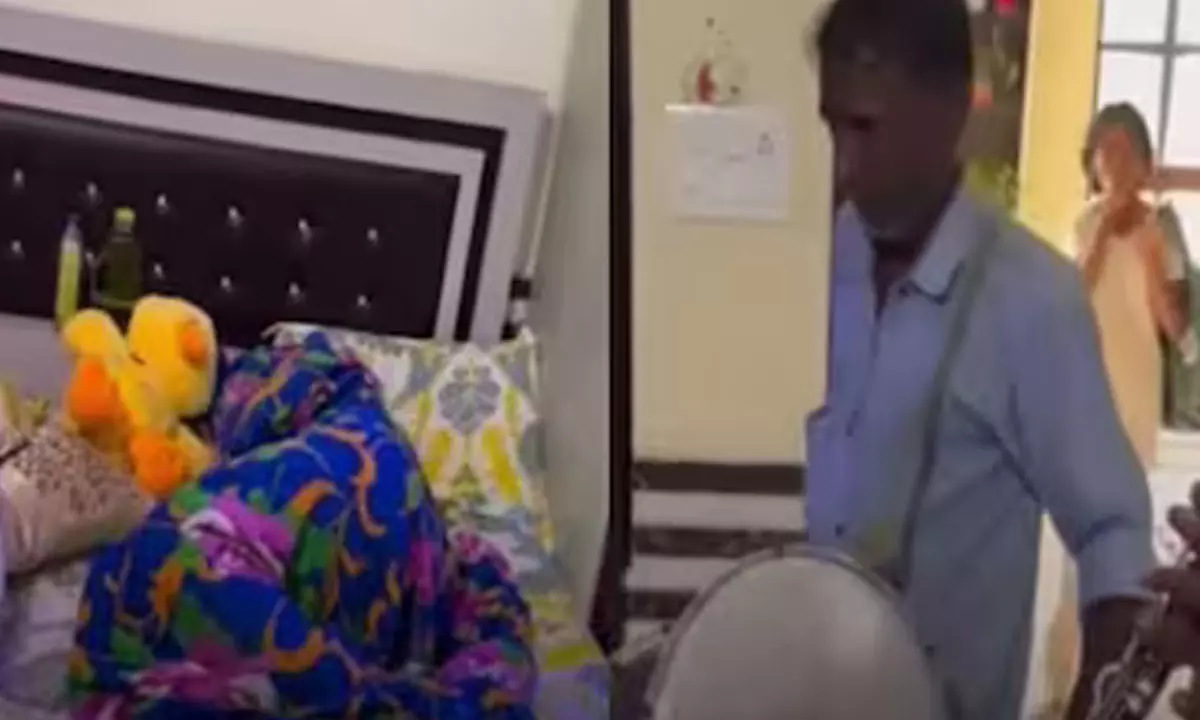 కూతుళ్లు నిద్ర లేవడం లేదని తల్లి ఏం చేసిందంటే..?