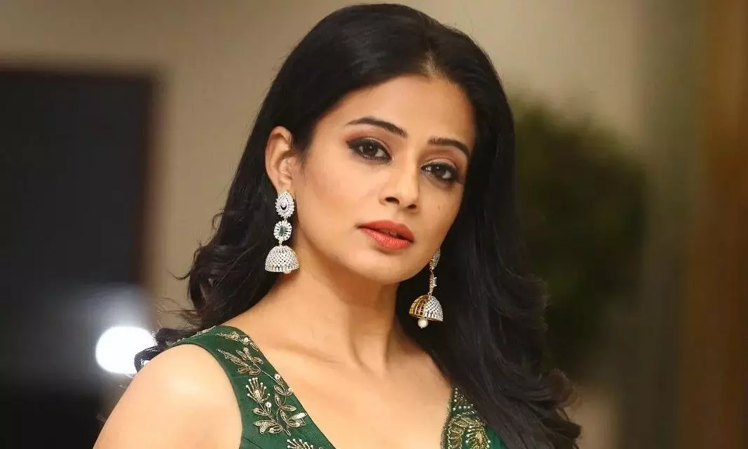 సౌత్ మినహా అంద‌రిపై ప్రియ‌మ‌ణి సెటైర్!