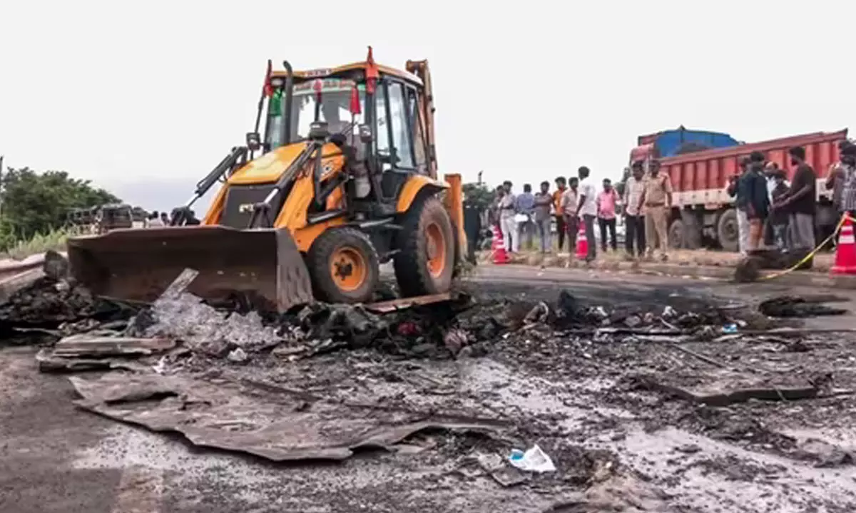 కర్నూలు బస్సు ప్రమాదం... మృతదేహాల గుర్తింపుపై కీలక అప్ డేట్! కర్నూలు బస్సు ప్రమాదం... మృతదేహాల గుర్తింపుపై కీలక అప్ డేట్!