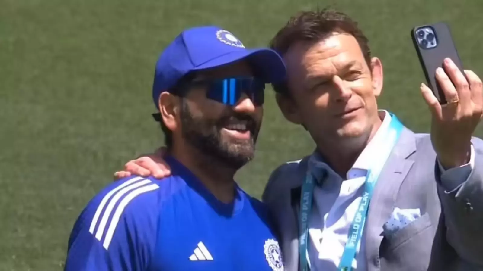 ఒక్క ఫొటోతో గిల్ క్రిస్ట్ కు 24వేల మంది.. రోహిత్ క్రేజ్ పీక్స్ అంతే