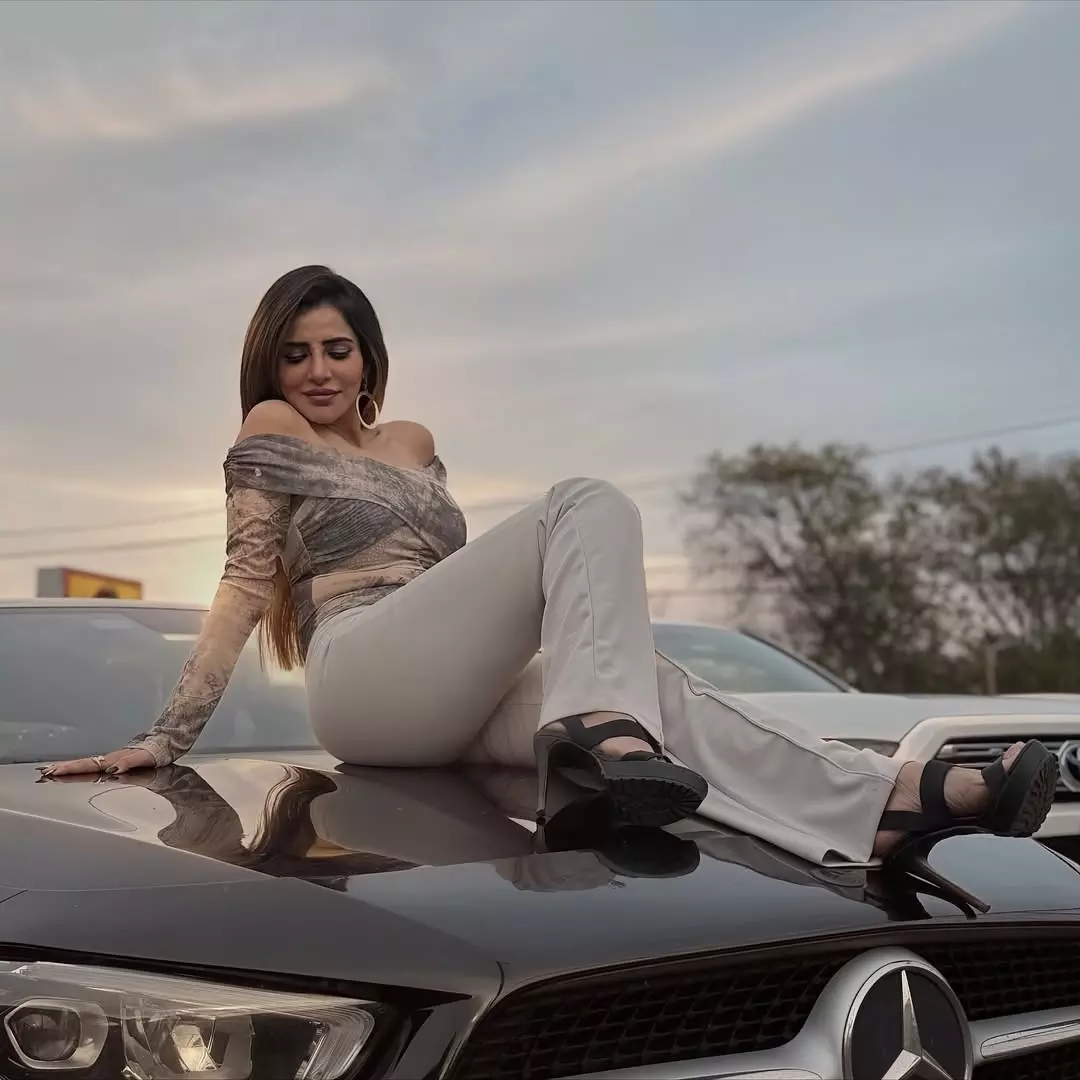 Ashu Reddy As Glam Queen Shines Through Every Shot!