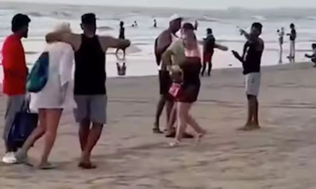 గోవా బీచ్ లో ప్రభుత్వాన్ని కదిలించిన ఘటన.. షాకింగ్ వీడియో!
