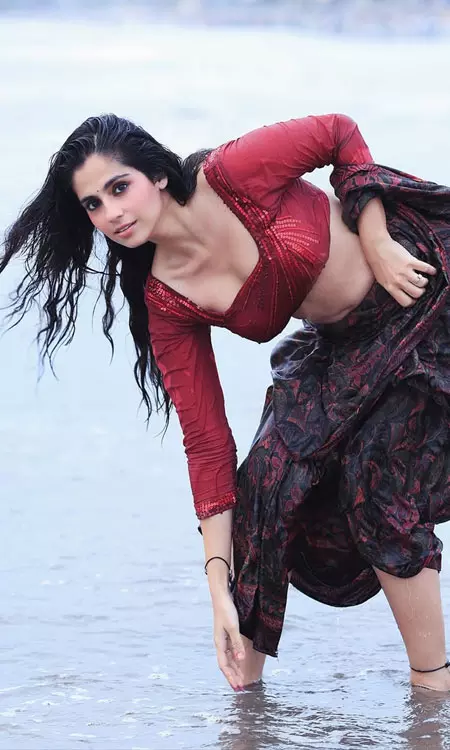 Rose Sardanas Latest Look Steals Hearts on Instagram