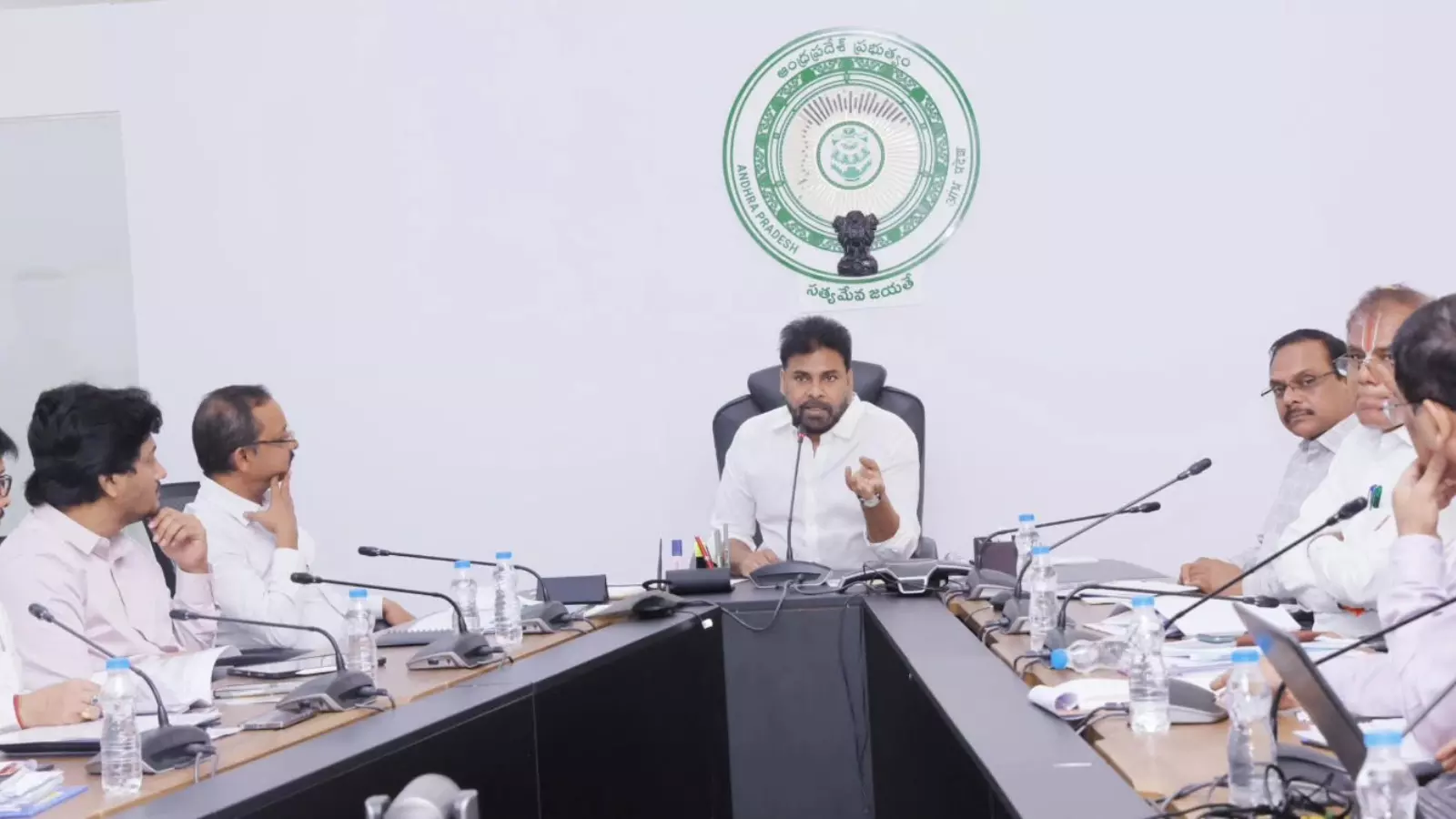 గడ్కారీ బాటలో పవన్.. గ్రామీణ రహదారులపై కీలక నిర్ణయం!