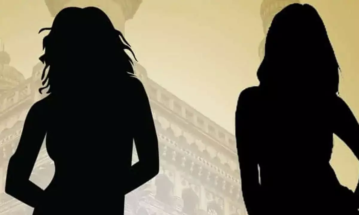 కూలిపోయే విమానంలో చిక్కుకున్న న‌టీమ‌ణులు