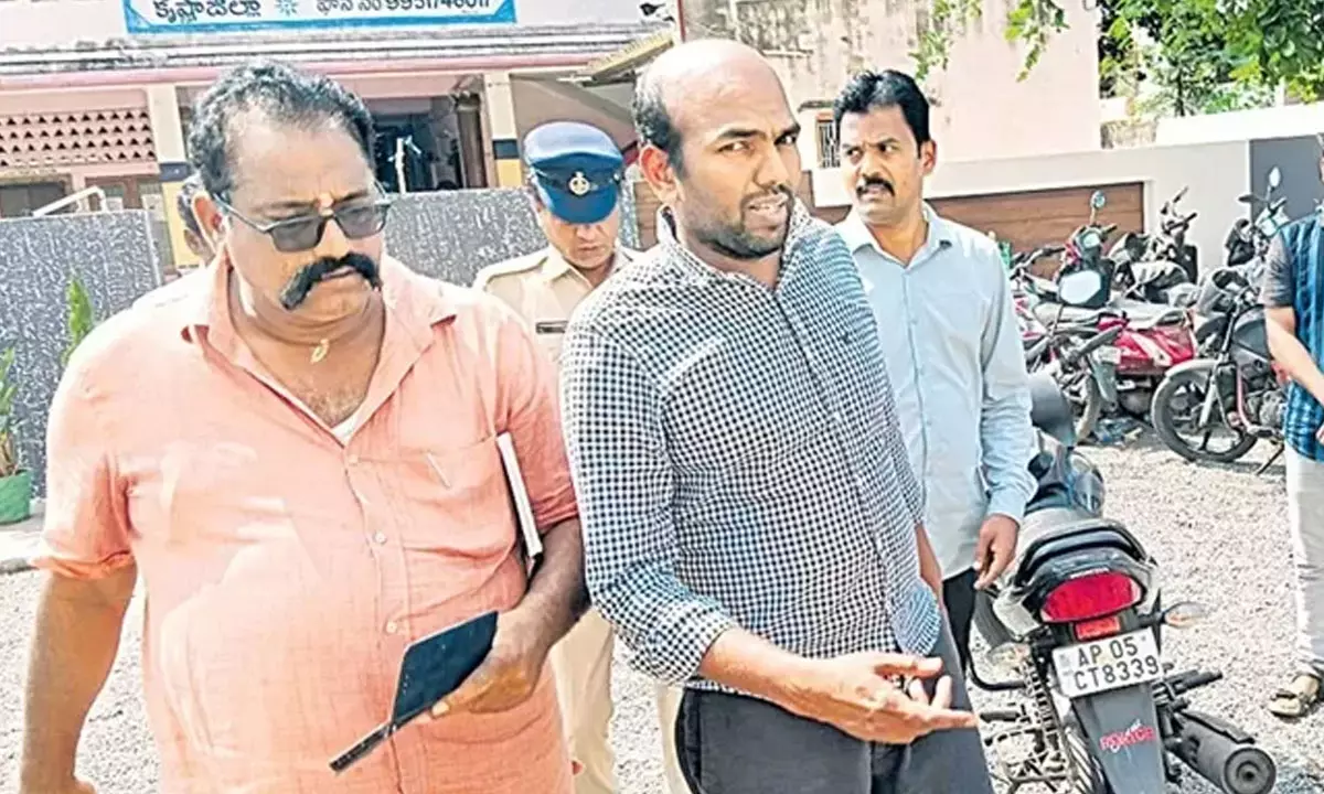 నెట్టింట ఎందరో భాస్కర్ రెడ్డిలు.. అందరికీ ఇవి స్ట్రాంగ్ హెచ్చరికలు! నెట్టింట ఎందరో భాస్కర్ రెడ్డిలు.. అందరికీ ఇవి స్ట్రాంగ్ హెచ్చరికలు!