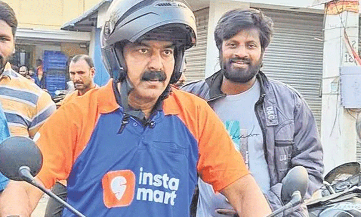 డెలివరీ బాయ్  గా మారిన టీడీపీ ఎమ్మెల్యే.. స్పష్టమైన కారణం ఇదే!