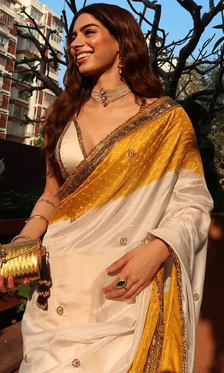 Khushi Kapoor Brings Sunshine to Traditional Style