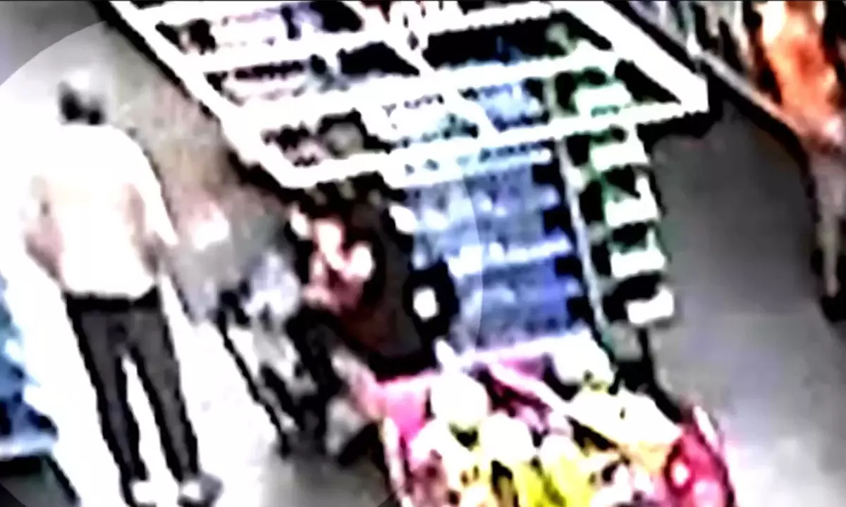 సాయం చేస్తే మనోడి పై కిడ్నాప్ కేసు.. తాజాగా రూ.210 కోట్ల దావా