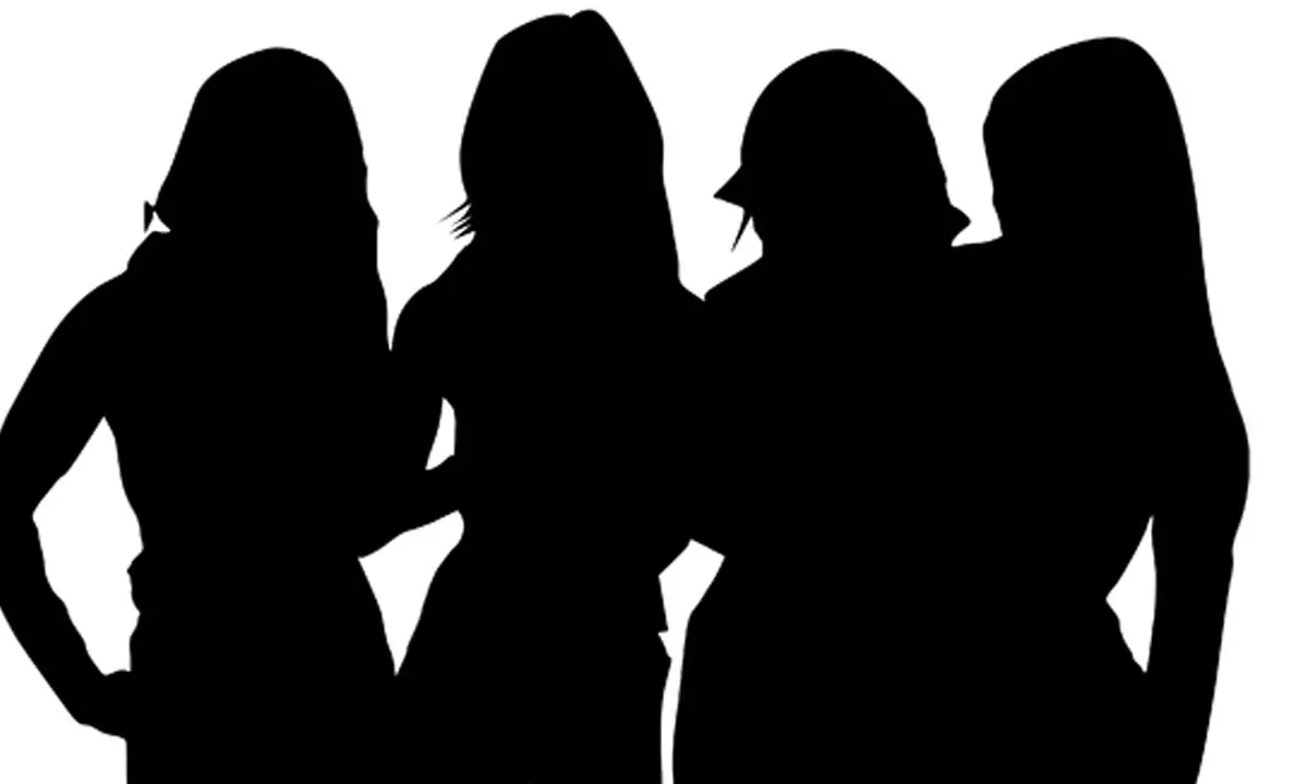 రెండు పడవల మీద ప్రయాణం.. సునాయాసంగా దాటేస్తున్న సెలబ్రిటీస్!