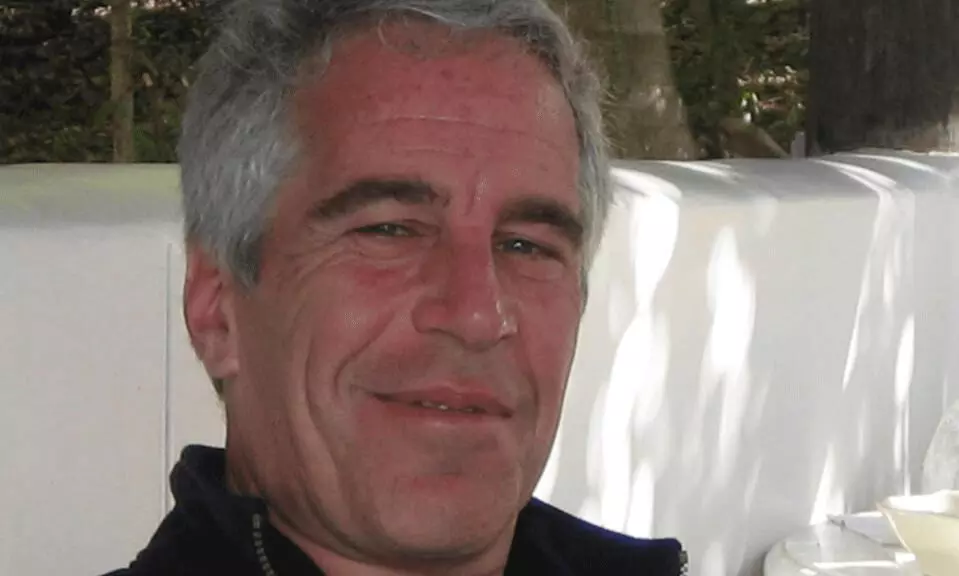 అగ్రరాజ్యాల అధినేతలే అతడికి బందీలు.. ఎప్‌స్టీన్ కామ కథలు