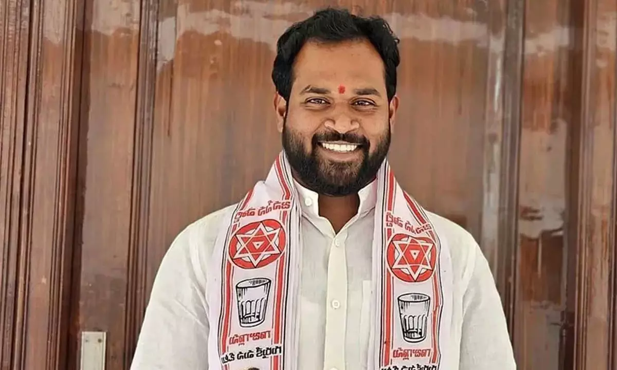 పాపం శ్రీధ‌ర్‌.. ప‌వ‌న్ కోసం వెయిటింగ్‌.. !