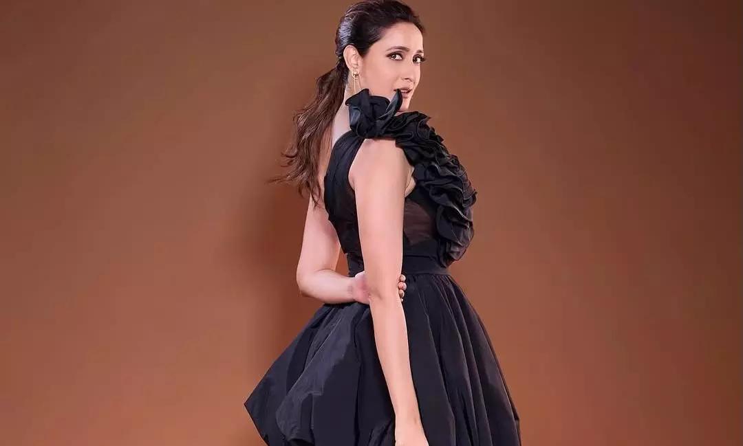 బుట్ట బొమ్మలా అందాలు ఆరబోస్తున్న బాలయ్య బ్యూటీ!