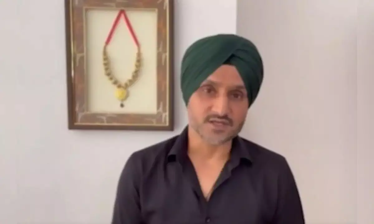 మళ్లీ అలా మాట్లాడితే.. పాక్ క్రికెటర్ కు భజ్జీ సీరియస్ వార్నింగ్