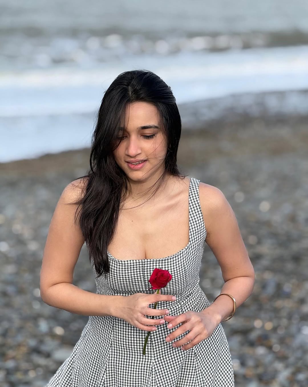 Nuvekshas Simple Beach Snaps Makes Valentines Day More Beautiful