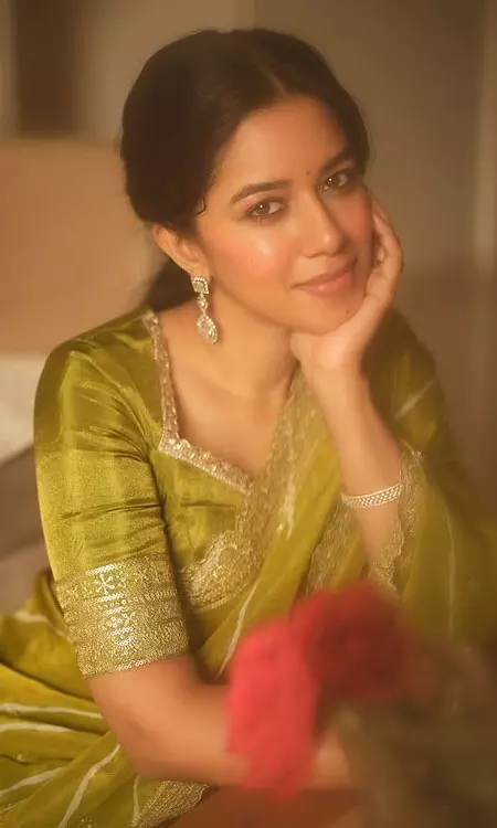 Mirnalini Ravi’s Timeless Elegance A Valentine Special