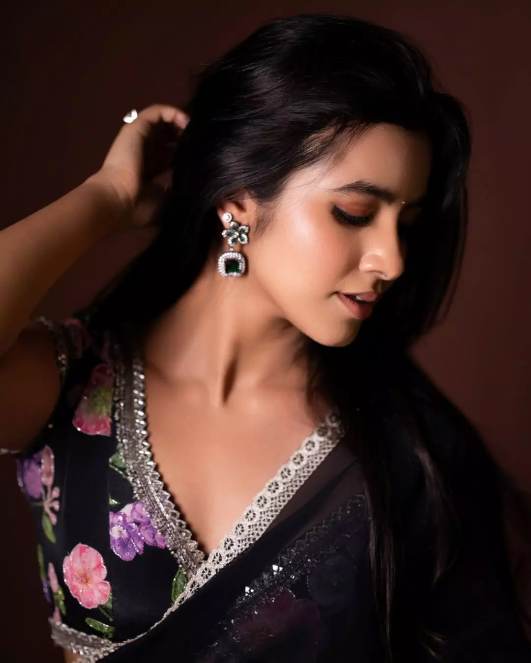 Shivani Nagaram’s Adorable Look in Black Saree Gets Attention