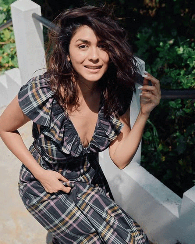 Mrunal Thakur’s Effortless Charm Steals the Spotlight