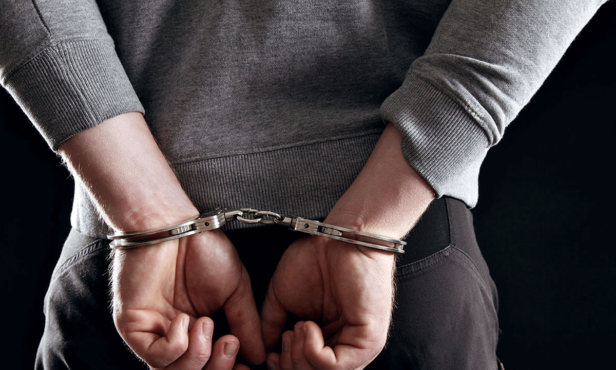 పోలీస్ భయం.. మగాళ్లంతా జంప్!!