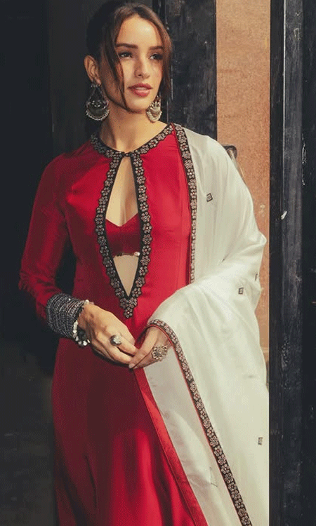 Tripti Dimri’s Purple Dress Shows Beauty in Simplicity