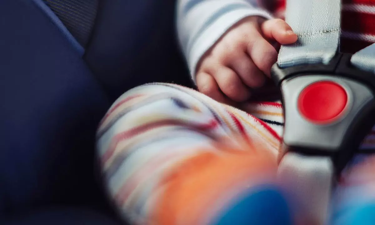 క్యాబ్‌లో నిద్రిస్తున్న బిడ్డను మరచిపోయిన తల్లిదండ్రులు..