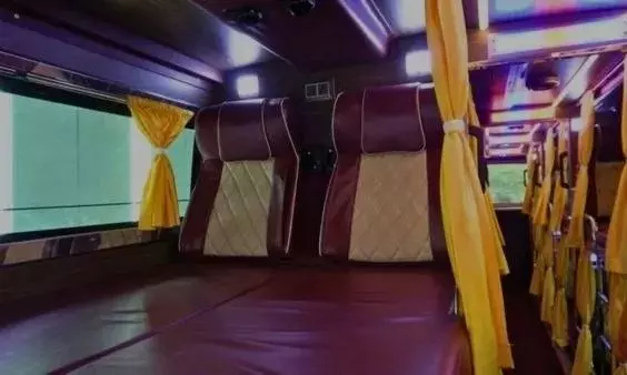 స్లీపర్ బస్ ను ఓయో రూమ్ చేద్దామనుకున్న లవర్స్.. ట్విస్ట్ ఇదే