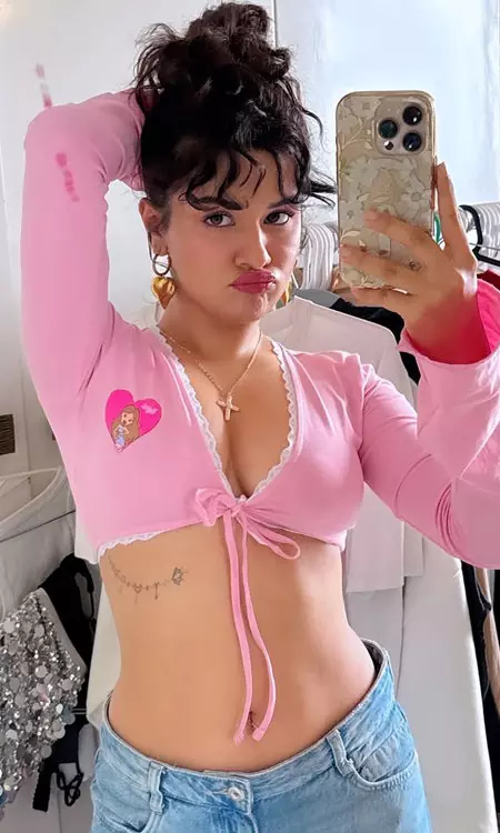 మతి పోగొట్టే అందంతో ముద్దుగుమ్మ