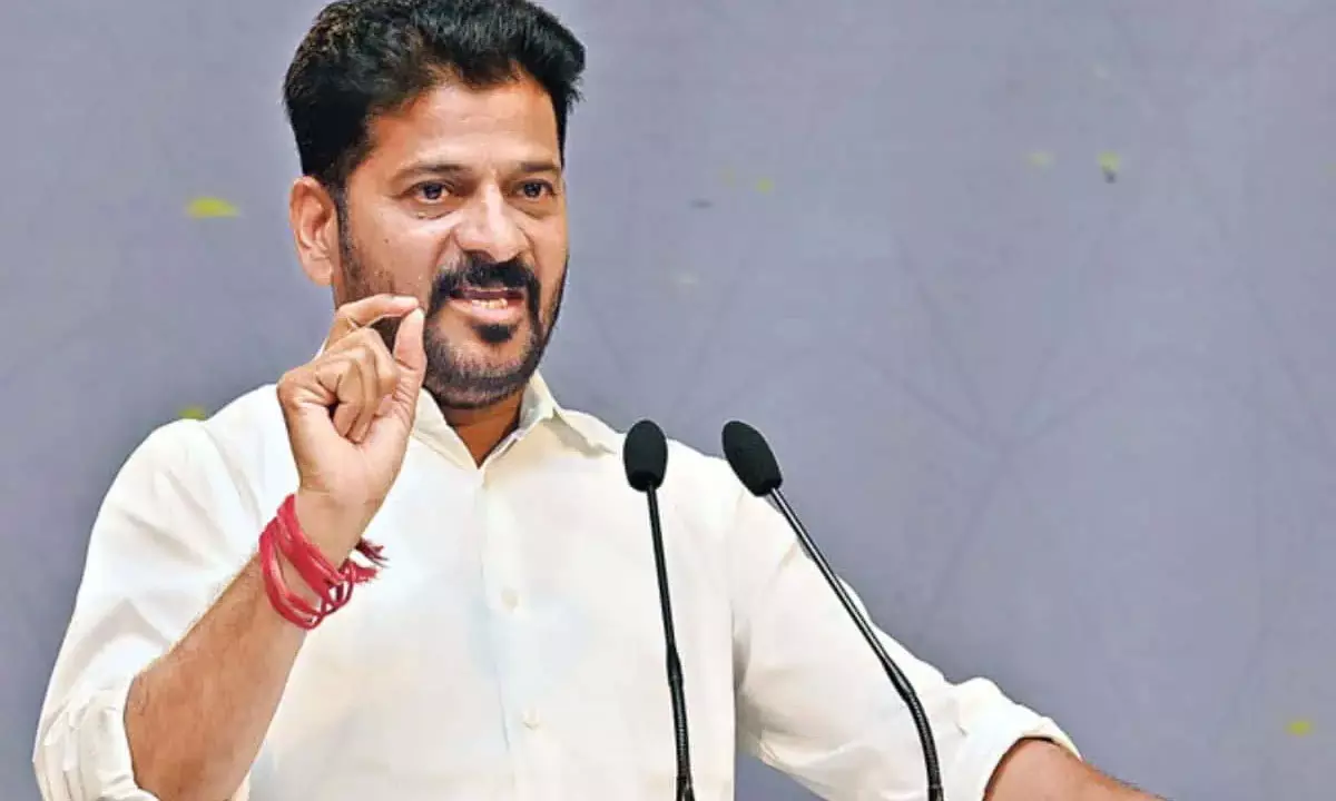 హైదరాబాద్ రోడ్ల విషయంలో సీఎం వార్నింగ్.. వారిని తొలగిస్తామని ఫైర్..