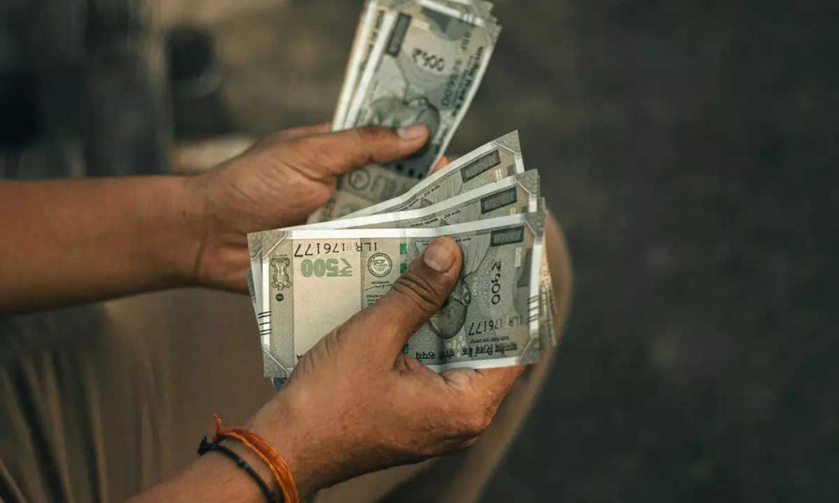 కొడుకు చికిత్స కోసం దాచుకున్న డబ్బు.. ఏడుస్తూ పోలీసుల వద్దకు.. ఏం జరిగిందంటే?