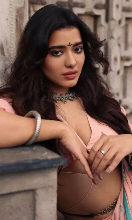 Ketika Sharma Bold Eyes, Timeless Tradition