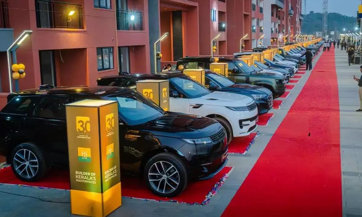 పదేళ్లు పని చేసినోళ్లకు రూ.20 కోట్లతో ఖరీదైన కార్లు