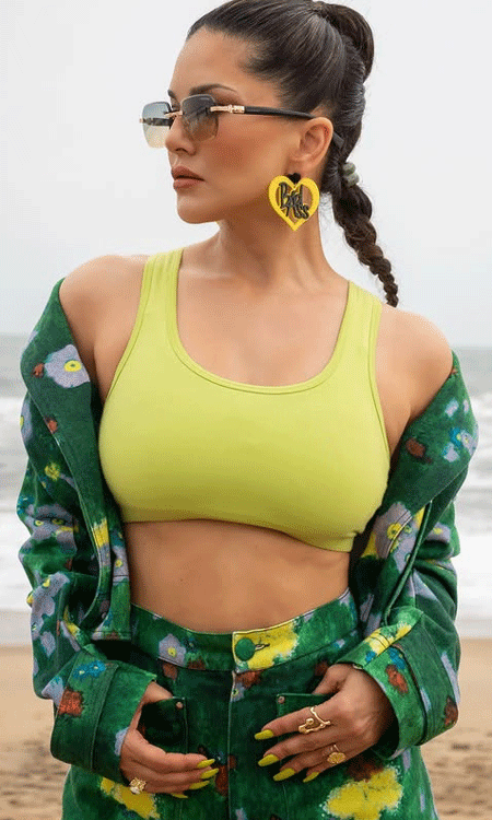 Sunny Leone’s Bold Beachside Power Look