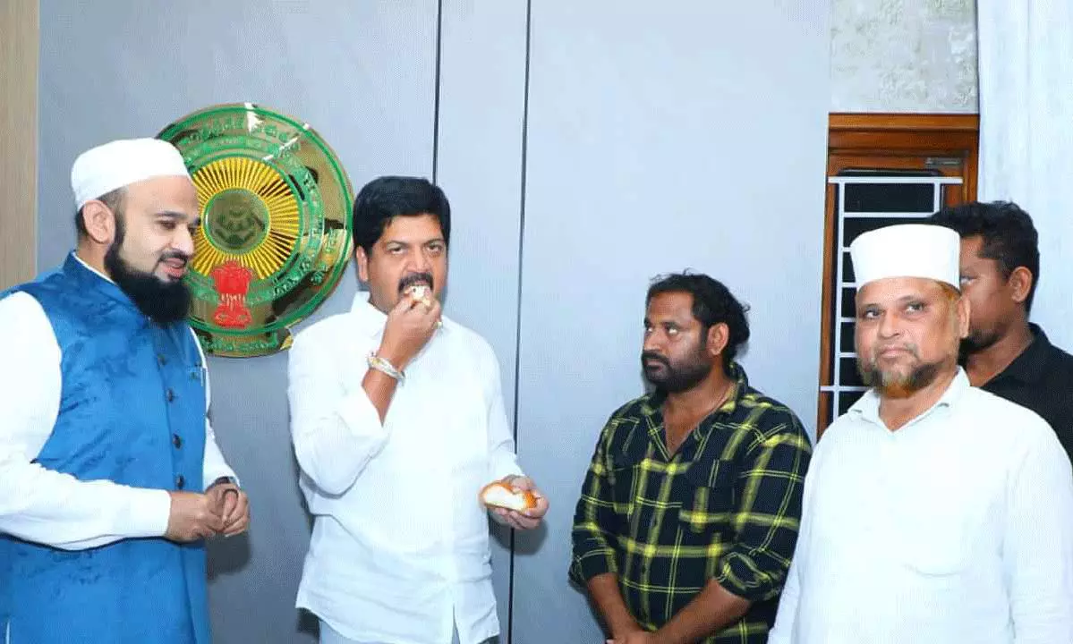 చినబాబు కంటే ముందే కోవా బన్ రుచి చూసిన కొల్లు