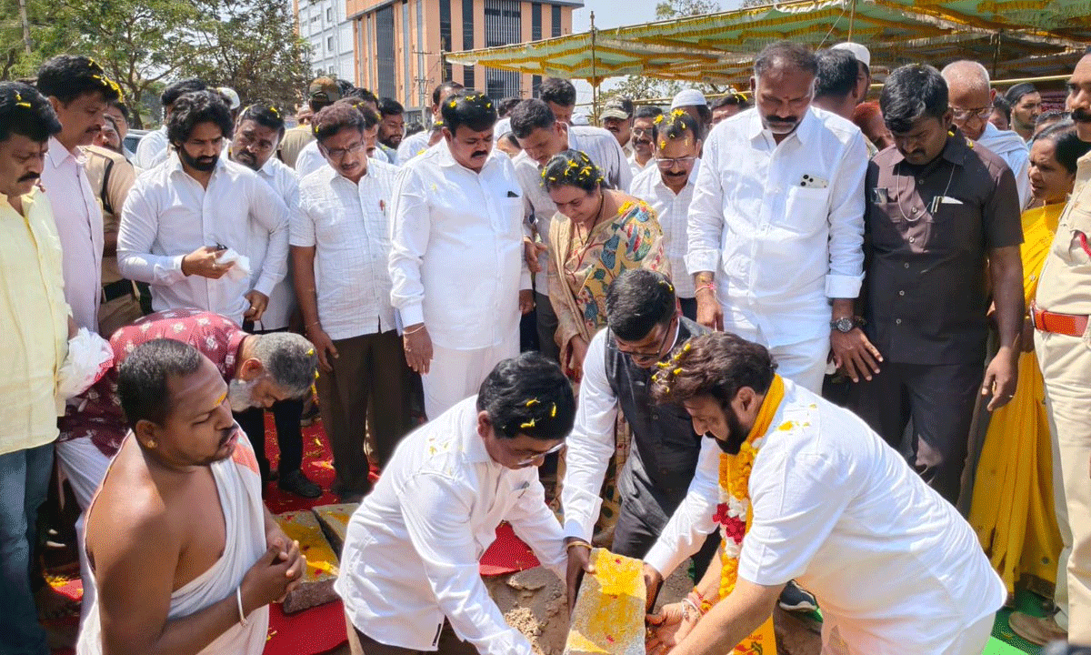 జేసీబీ స్టీరింగ్ పట్టి...బాలయ్యా గోలయ్యా !