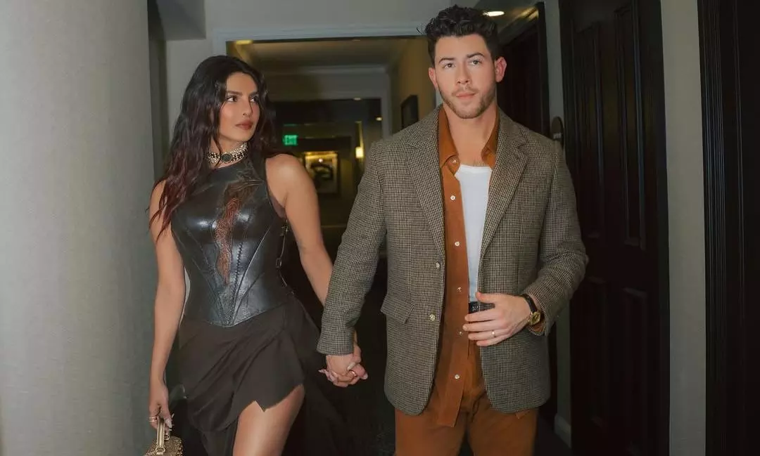 ప‌బ్లిక్ వేదిక‌పై నిక్ త‌న భార్యపై కురిపించిన ప్రేమ‌ను చూసారా?