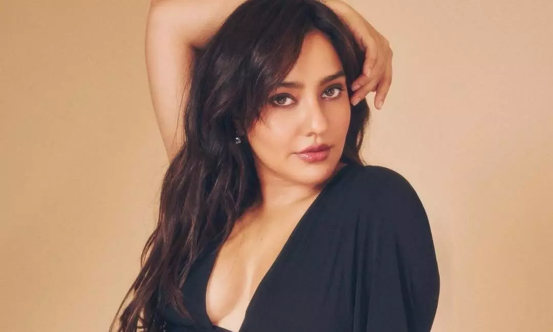 మ‌తులు చెడ‌గొడుతున్న నేహా శ‌ర్మ‌