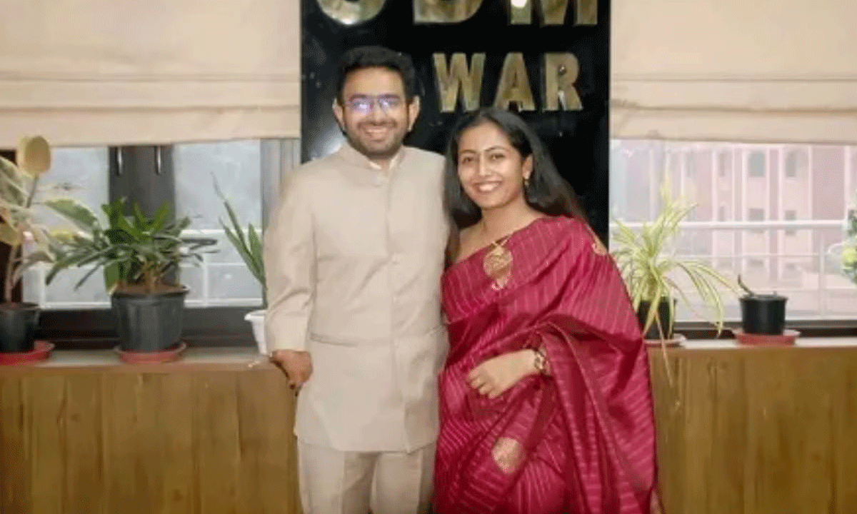 సంపన్నులే కానీ సింఫుల్ గా దండల పెళ్లి చేసుకున్న ఐఏఎస్ జంట