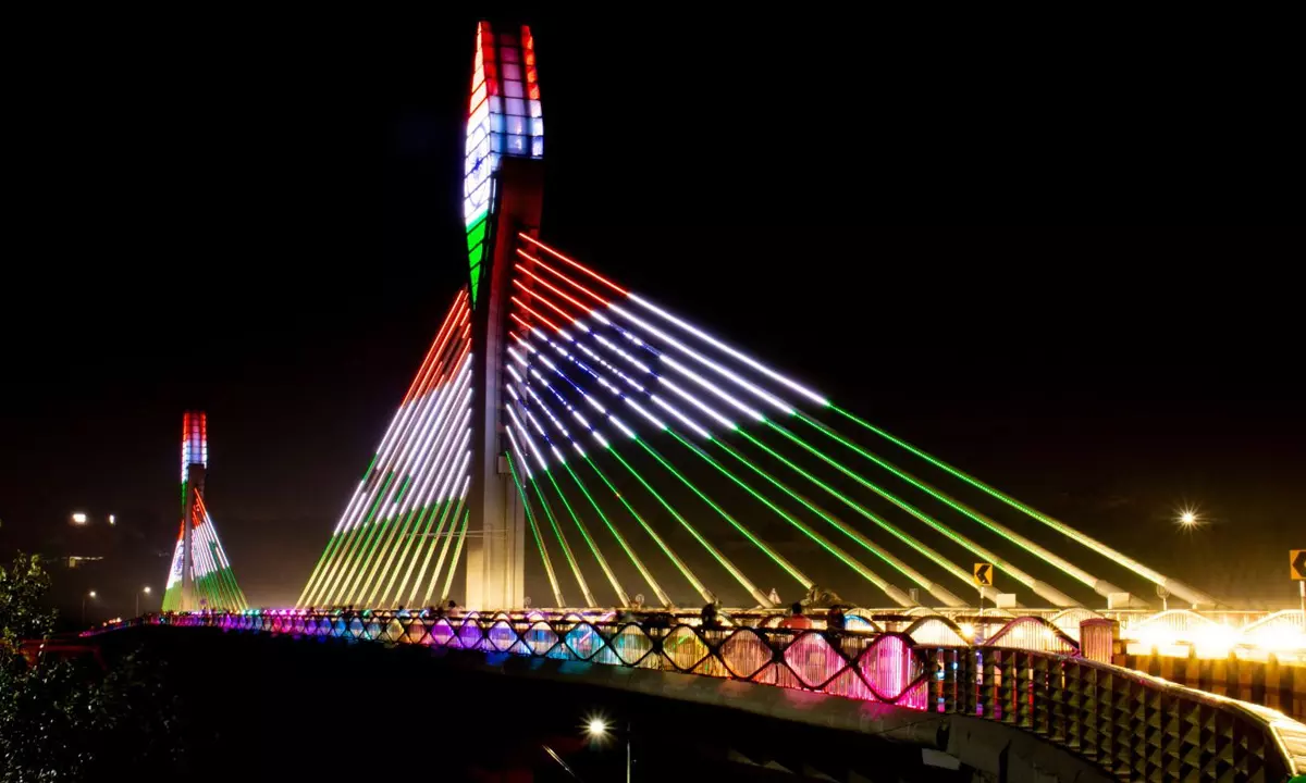 దుర్గం చెరువు కేబుల్ బ్రిడ్జి వద్ద లైట్ల మాయం..! నగర భద్రతకు మచ్చ?