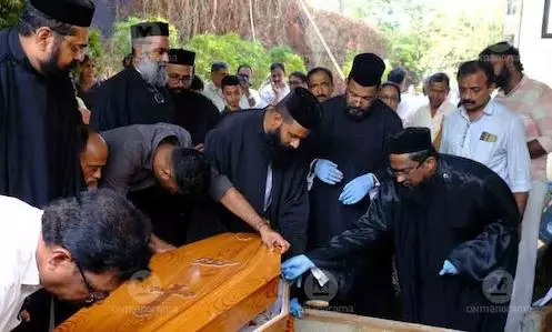 తల్లిదండ్రుల సమాధులను ఒకే చోటుకి.. సమాజంతో ఫైట్ చేసిన కొడుకు..