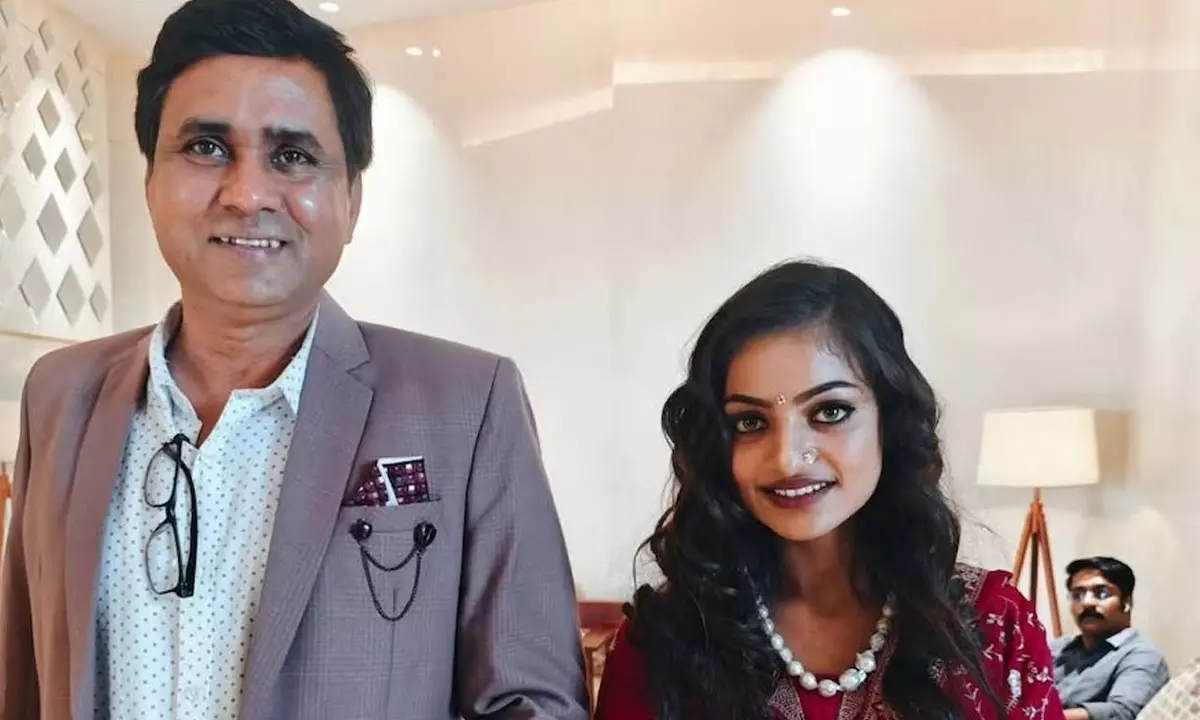 మోనాలిసా ఏజ్‌పై డైరెక్టర్ కామెంట్స్ వైరల్ ..