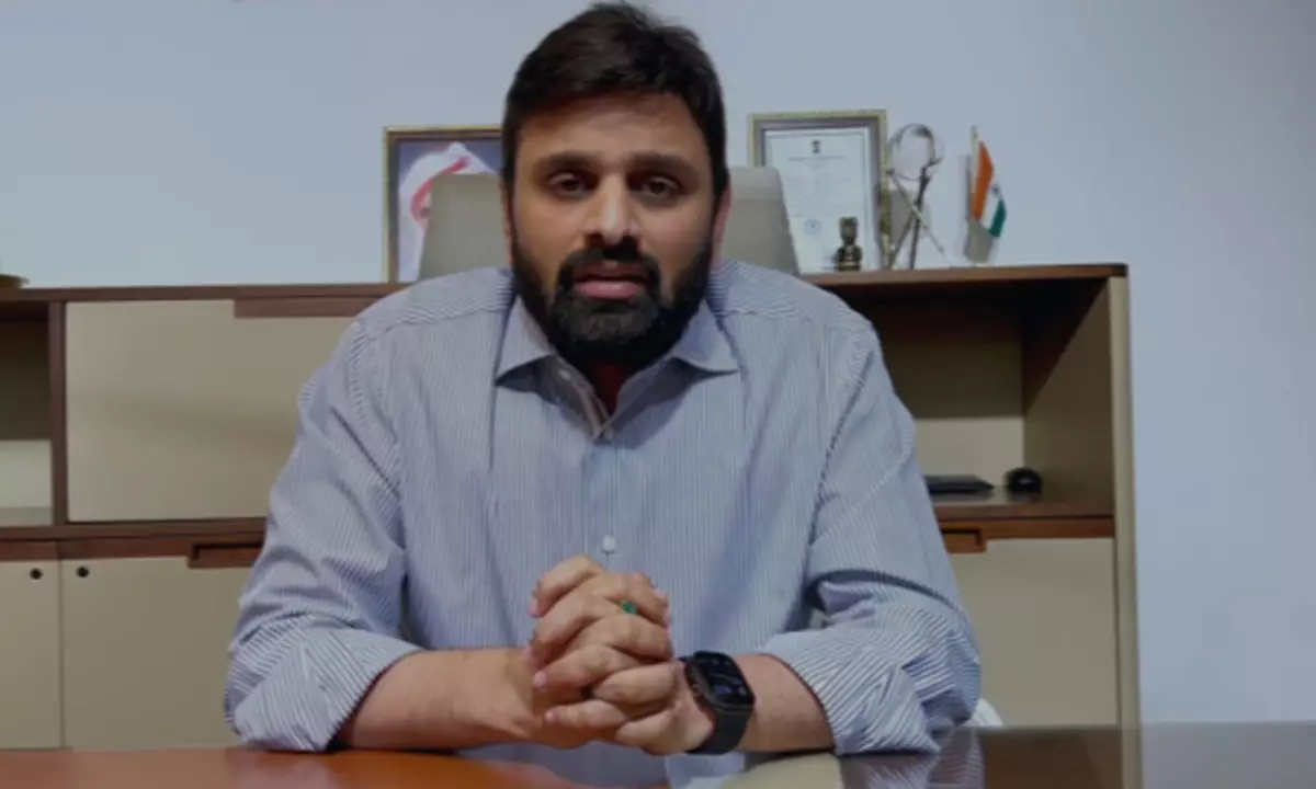 చేతులు జోడించి వీడియో చేస్తే ఏం లాభం పుట్టా? చేతులు జోడించి వీడియో చేస్తే ఏం లాభం పుట్టా?