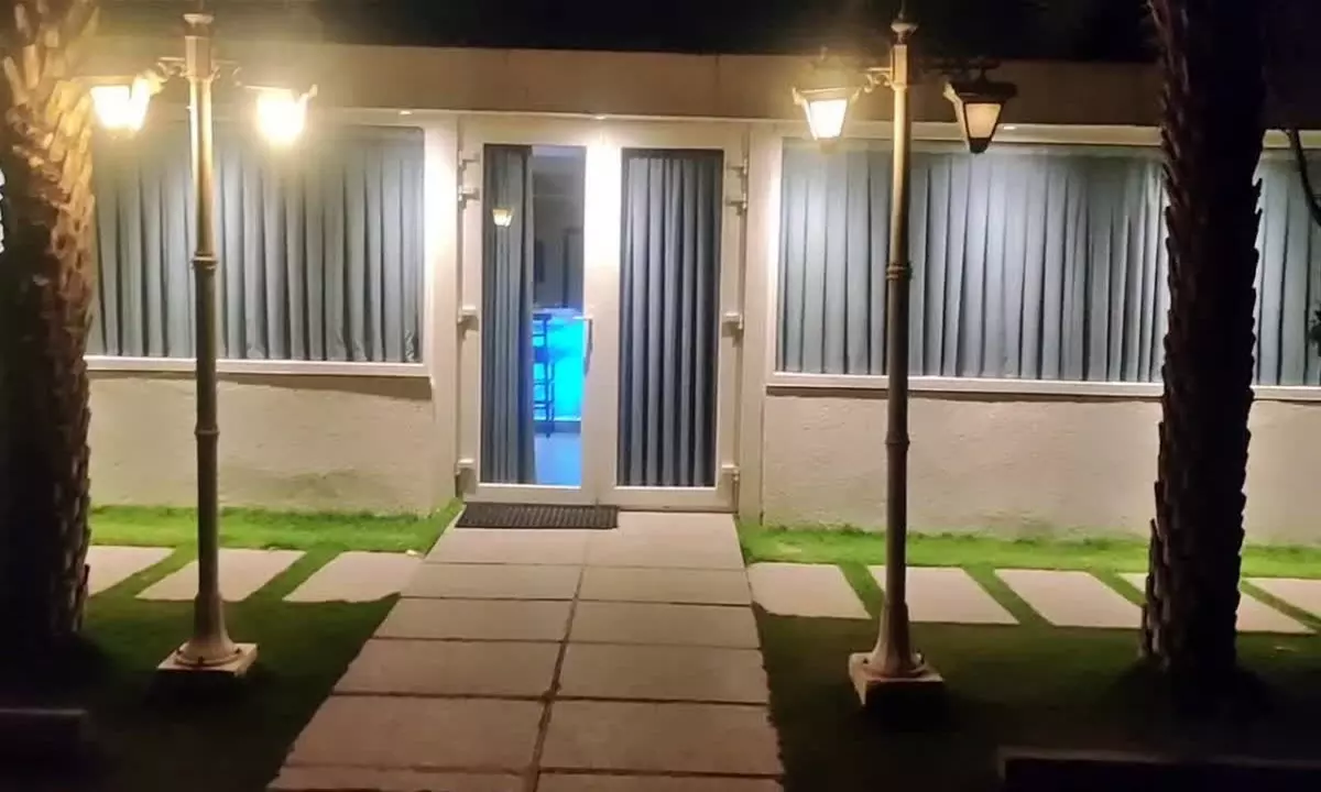 ఫామ్ హౌస్ పార్టీకి హాజరైన 11 మంది ఎవరు? బ్యాక్ గ్రౌండ్ ఇదేనా? ఫామ్ హౌస్ పార్టీకి హాజరైన 11 మంది ఎవరు? బ్యాక్ గ్రౌండ్ ఇదేనా?