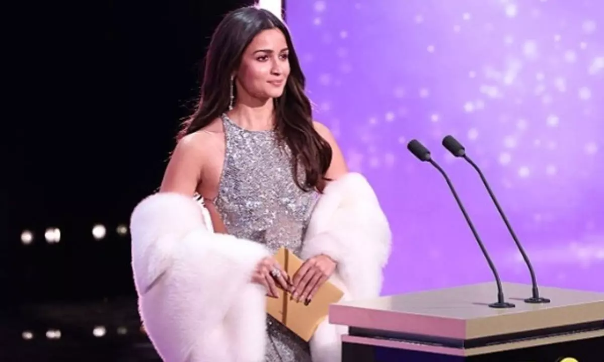 నవ్వినా లిప్‌స్టిక్ తుడిచినా ట్రోలింగే!