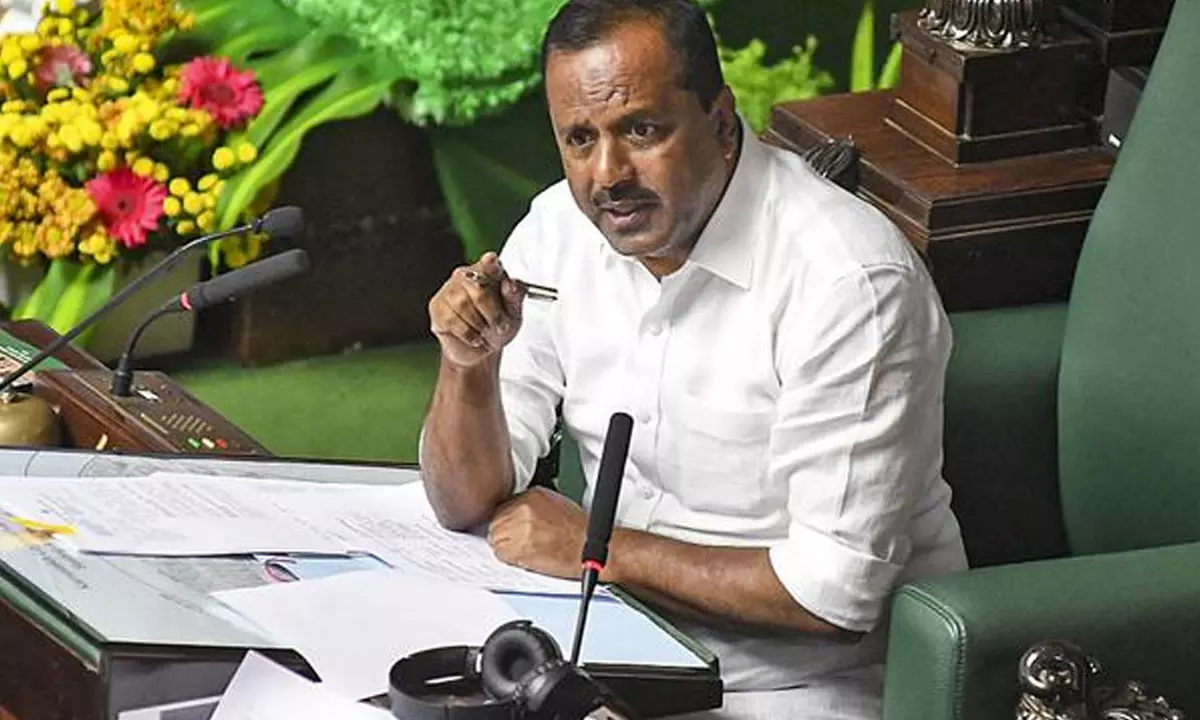 అధికార పక్షానికి చెమటలు పట్టించిన కర్ణాటక స్పీకర్