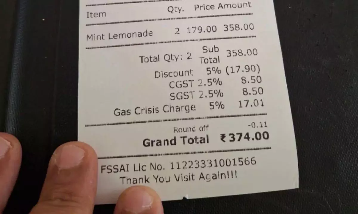 గ్యాస్ సంక్షోభం పేరుతో 5% అదనం.. కేఫ్ బిల్లు వైరల్!